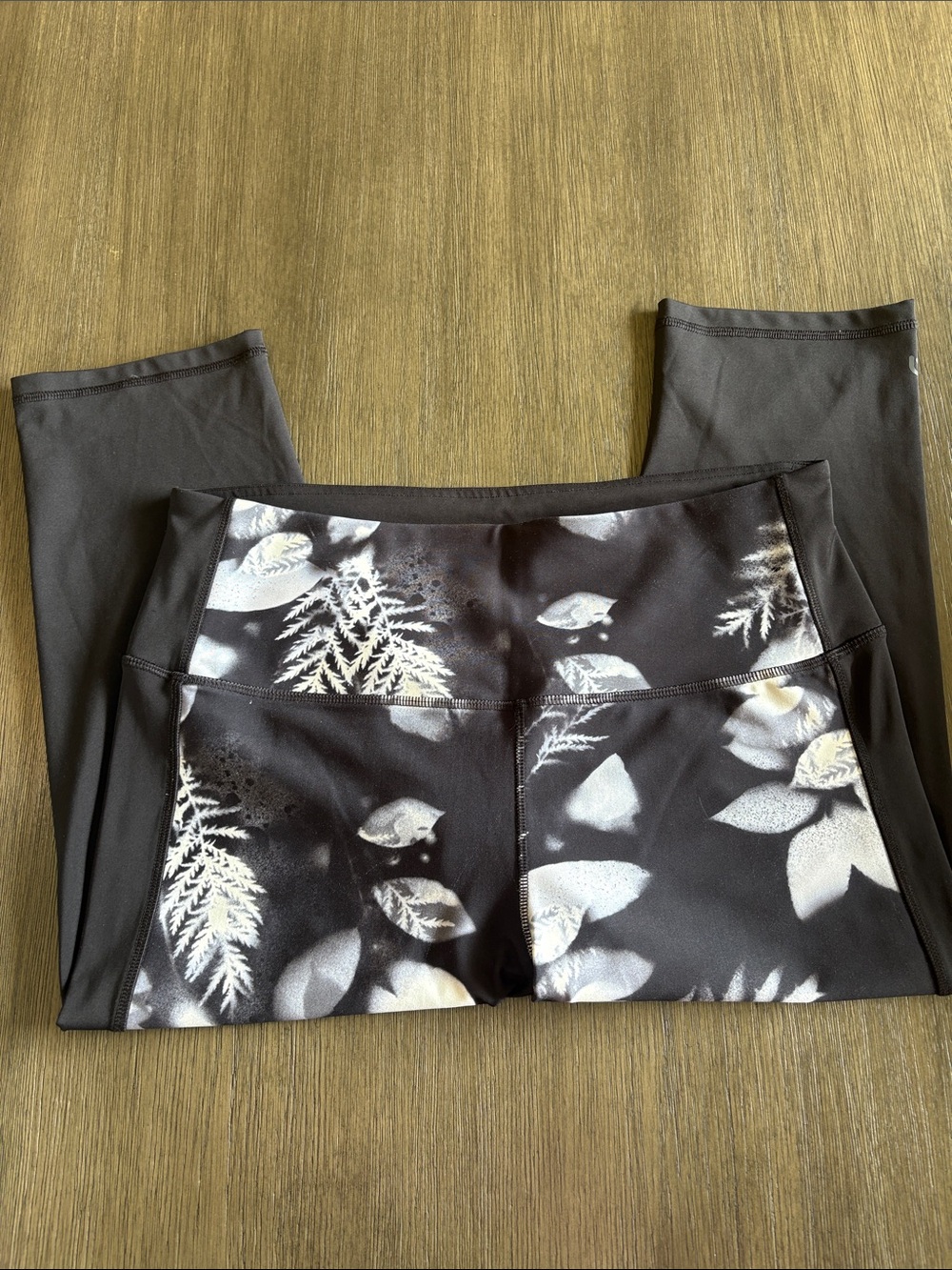 Ladies Black Floral Print Active Leggings- Crop